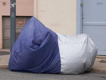 Moto coperta da un telo in strada: è legale?