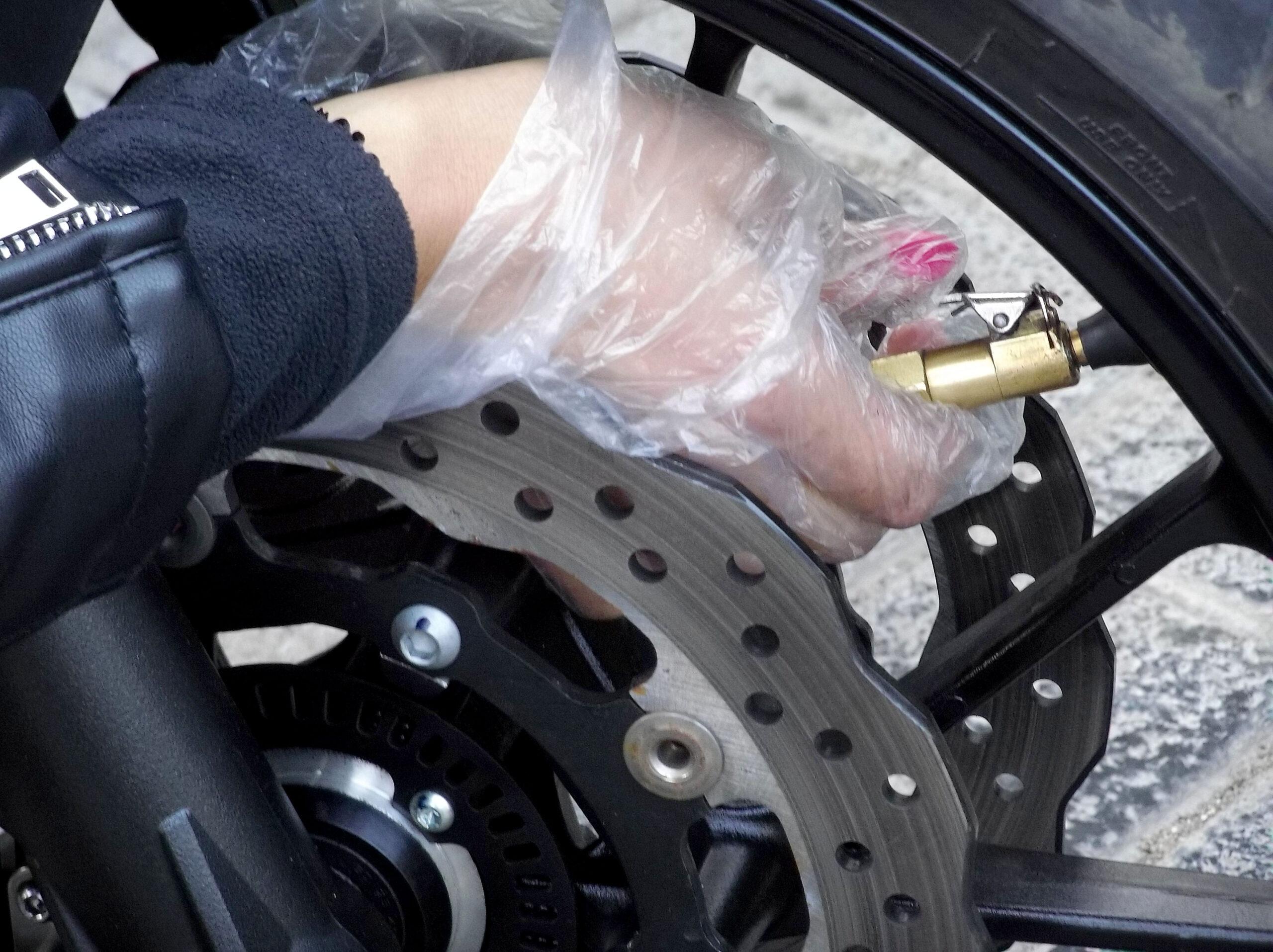 Pressione pneumatici moto: consigli non banali per controllarla