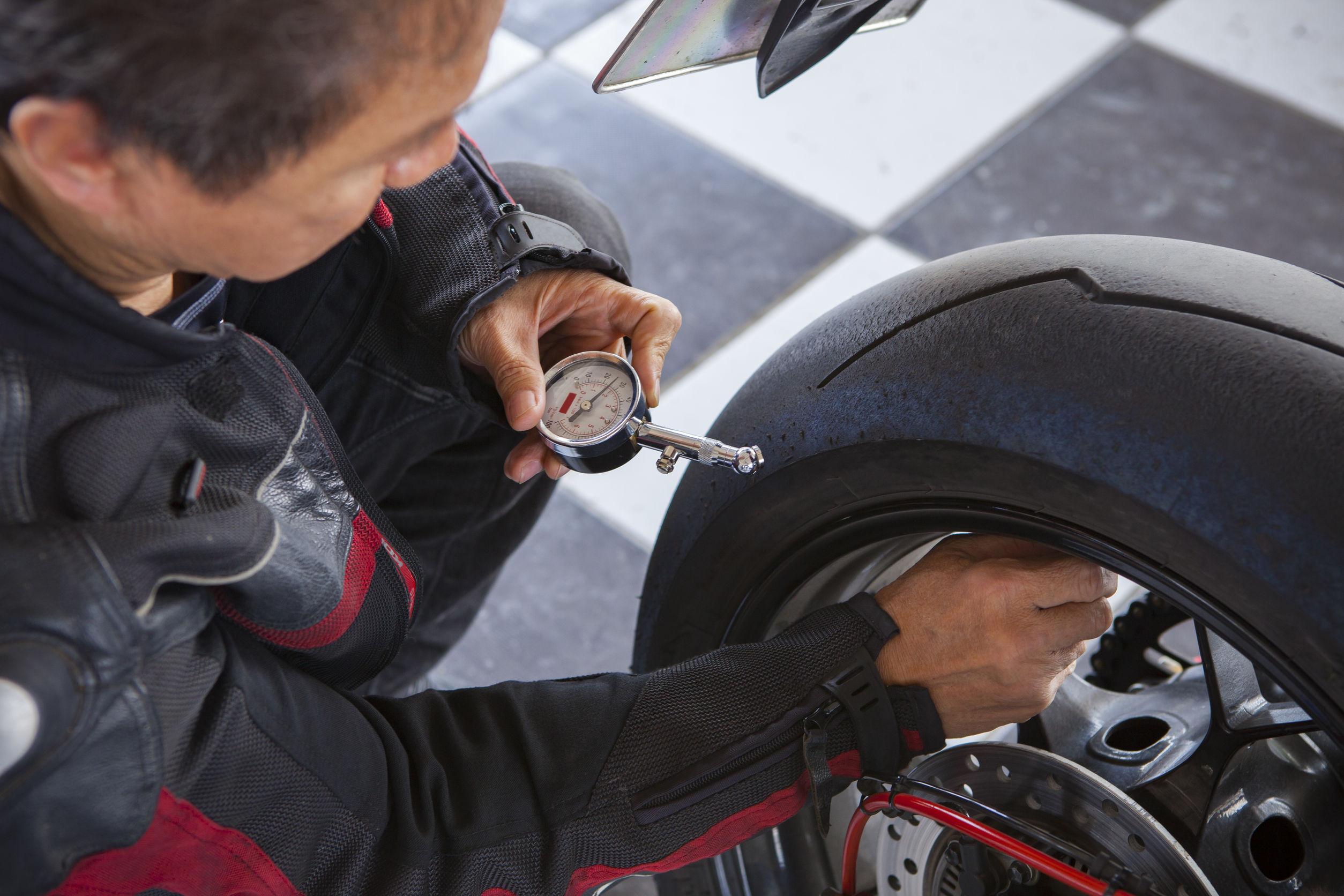 Come misurare la pressione degli pneumatici moto