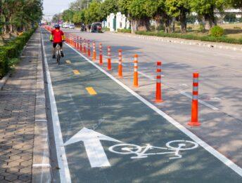 DEKRA: piste ciclabili con pali pericolose. Il crash test a 25 km/h