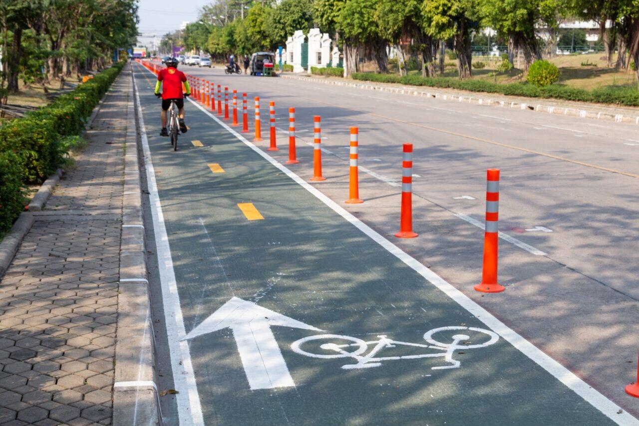 DEKRA: piste ciclabili con pali pericolose. Il crash test a 25 km/h